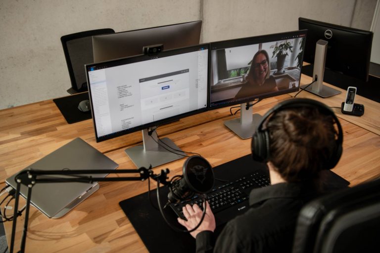 WordPress-Webdesigner Lennart Schleifer im Büro bespricht Homepage-Struktur im Video-Call mit einer Kundin