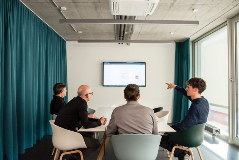 Moritz Bappert und Lennart Schleifer besprechen im Konferenzraum mit Kunden die neue Custom WordPress-Website