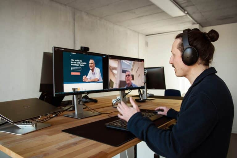 WordPress-Webdesigner Lennart Schleifer im Büro bespricht WordPress-Webdesign im Video-Call mit einem Kunden