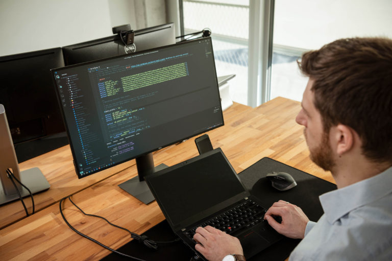 WordPress-Entwickler Joscha Holzhäuer bei der WordPress-Programmierung einer Custom WordPress-Website