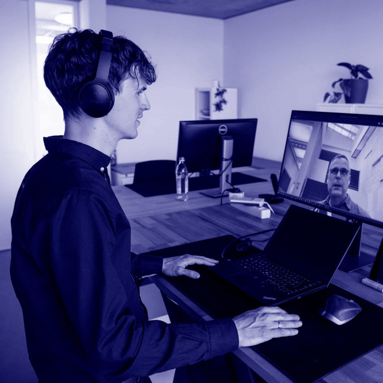 WordPress-Experte Moritz Bappert bespricht im Video-Call mit einem Kunden die Anforderungen einer Custom WordPress-Website