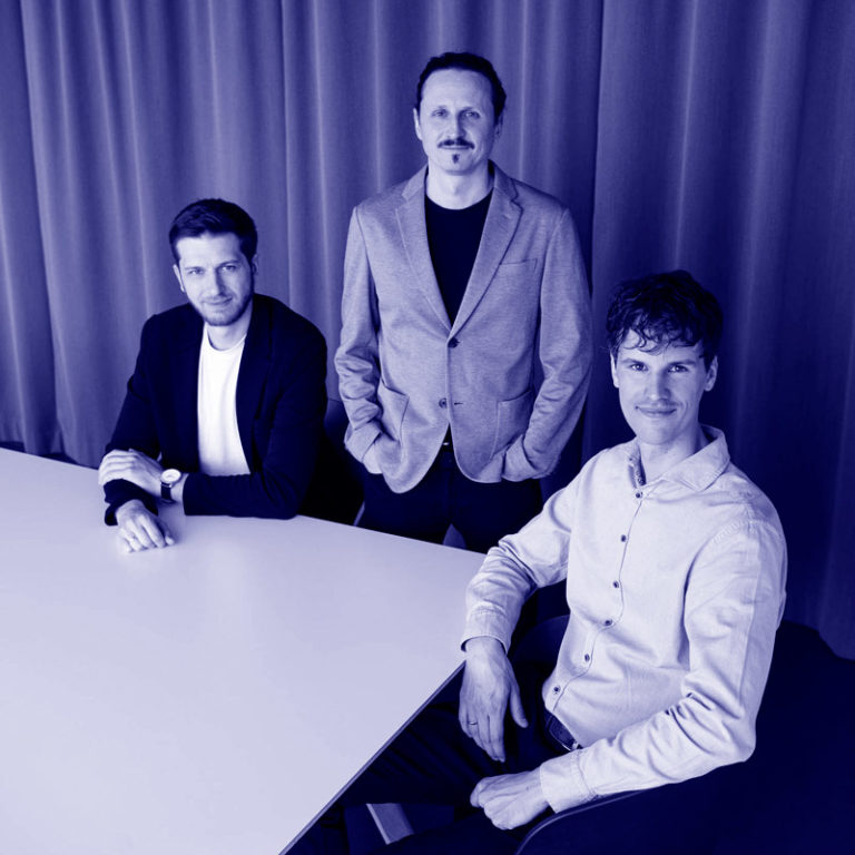 WordPress Agentur Gruppenfoto der dreiQBIK GmbH: Joscha Holzhäuer, Lennart Schleifer und Moritz Bappert im FUX auf dem alten Schlachthof Gelände von Karlsruhe