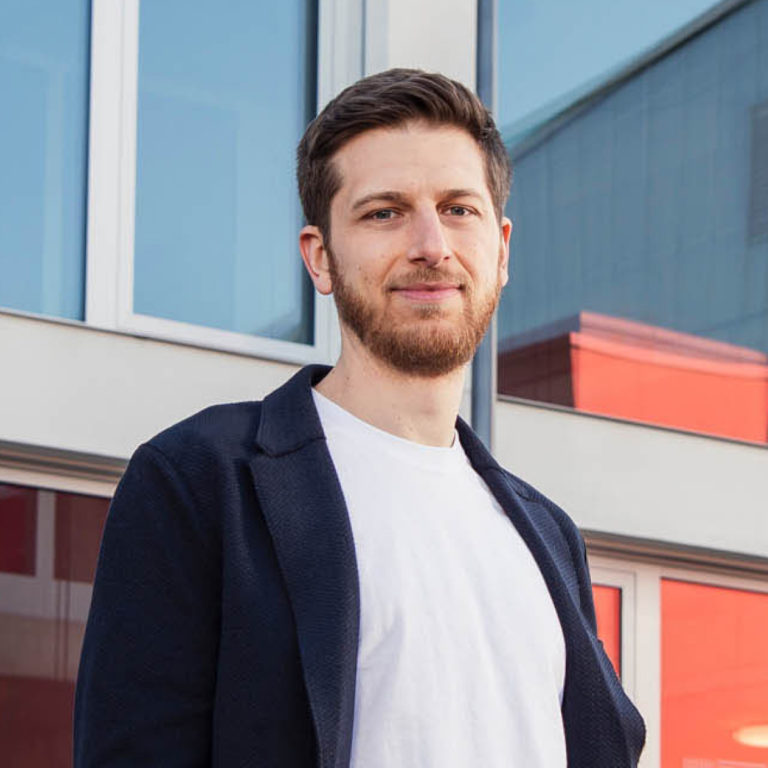 Portrait von Joscha Holzhäuer vor unserem Bürokomplex FUX in Karlsruhe