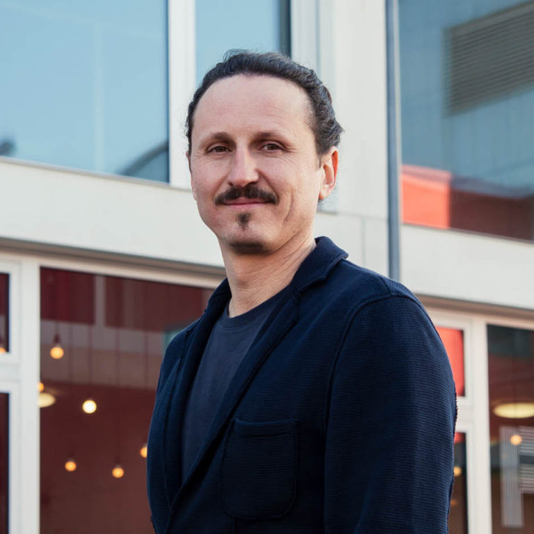 Portrait von Lennart Schleifer vor unserem Bürokomplex FUX in Karlsruhe