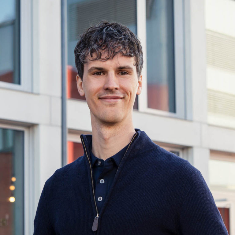 Portrait von Moritz Bappert vor unserem Bürokomplex FUX in Karlsruhe