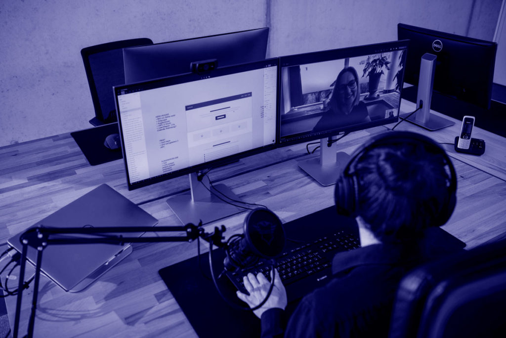 Lennart Schleifer bespricht mit Kundin den anstehenden Website-Relaunch des Unternehmens