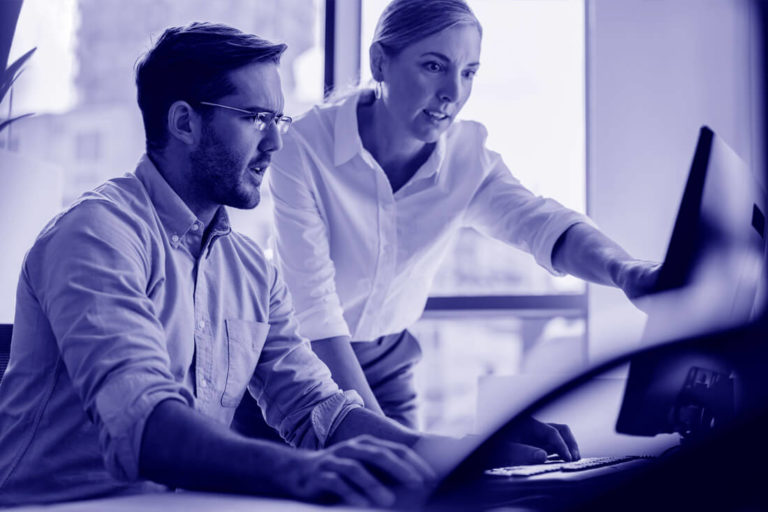 Personen vor PC die relevante Website-Inhalte analysieren