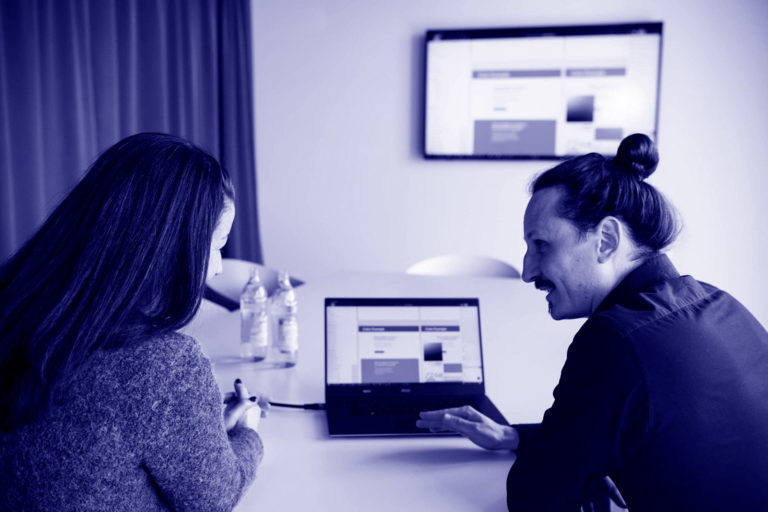 Lennart Schleifer bespricht mit einer Kundin das Website-Webdesign