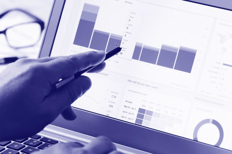 Frau analysiert Daten an einem Monitor