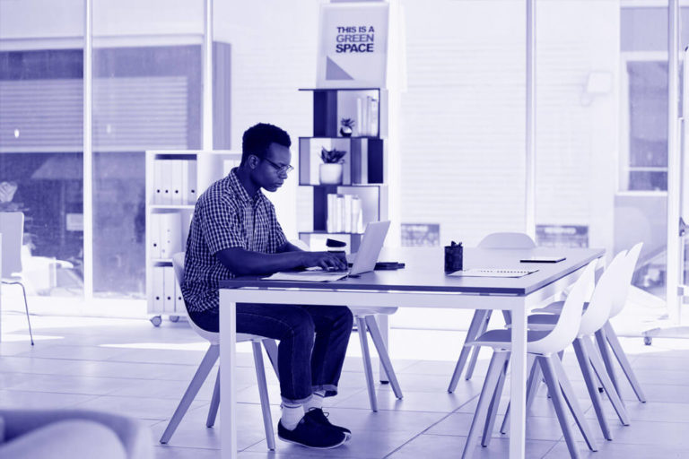 Mann sitzt am Laptop und erstellt Inhalte