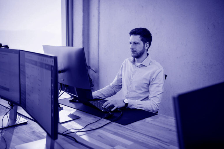 Joscha Holzhäuer am PC stellt eine WordPress-Website live