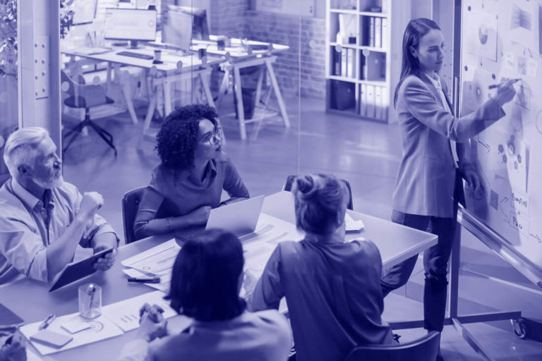 Team erstellt an Whiteboard ein Konzept