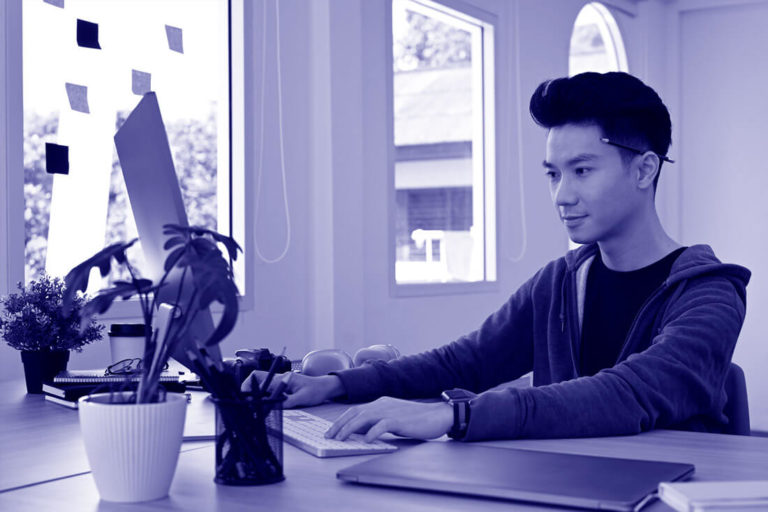 Mann an PC der Website-Inhalte erstellt