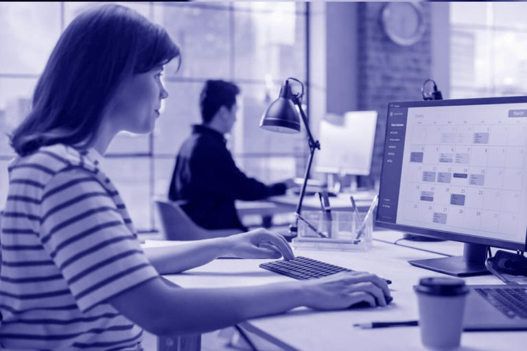 Projektmanagerin plant Abhängigkeiten für den Wam PC