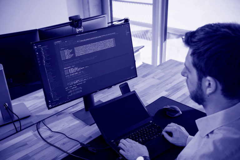 Joscha Holzhäuer bei der Programmierung einer Custom-WordPress-Website