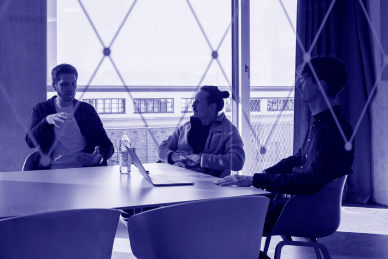 WordPress Agentur Gruppenfoto der dreiQBIK GmbH: Joscha Holzhäuer, Lennart Schleifer und Moritz Bappert im FUX auf dem alten Schlachthof Gelände von Karlsruhe