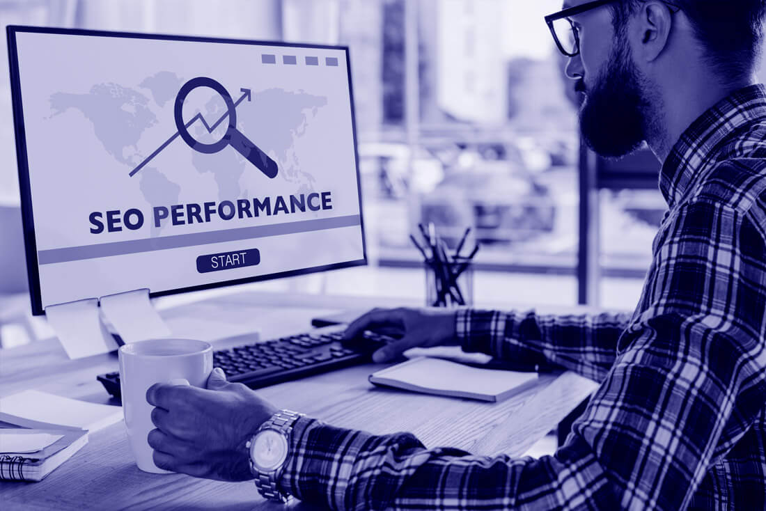 Mann am PC macht Suchmaschinenoptimierung (SEO) für die Website