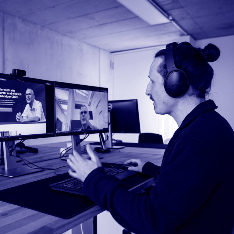 Lennart Schleifer bespricht einem Video-Call mit einem Kunden das Webdesign